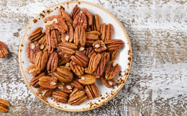 Pecans beyaz plaka üzerinde