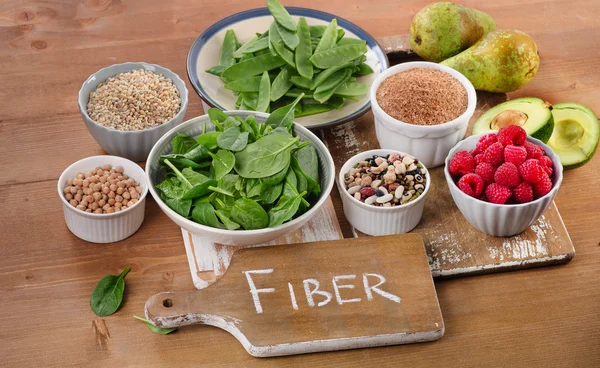 Aliments riches en fibres sur la table — Photo