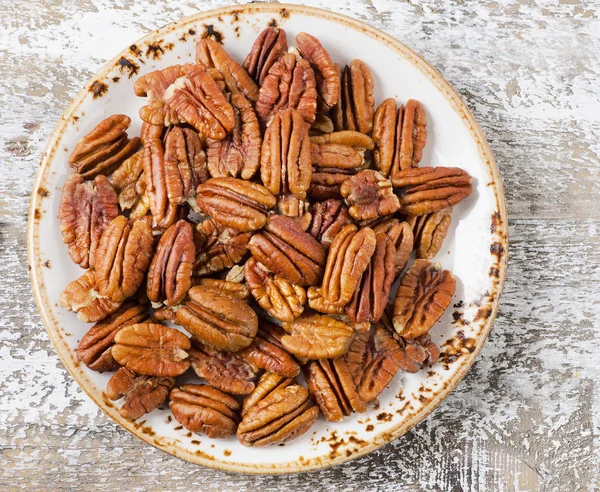 Pecans en plato blanco —  Fotos de Stock