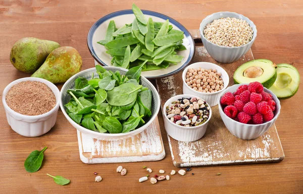 Alimentos ricos en fibra en la mesa — Foto de Stock