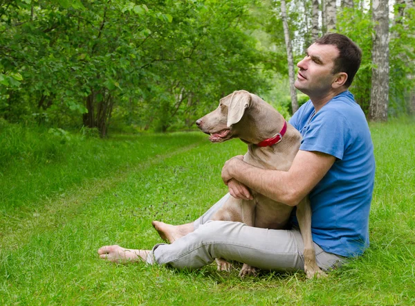 Homem feliz com cão — Fotografia de Stock