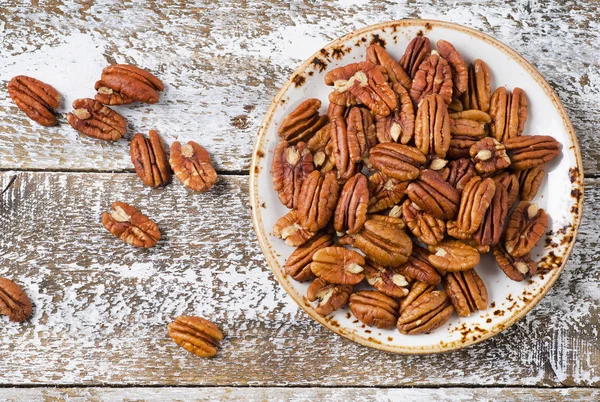 Pekannüsse auf weißem Teller — Stockfoto