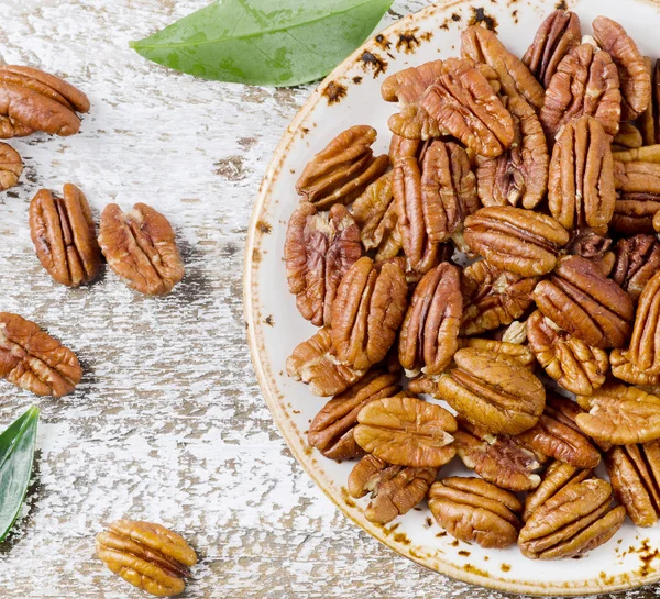 Pecans en plato blanco —  Fotos de Stock