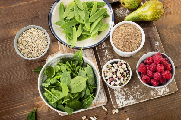 Alimentos ricos en fibra en la mesa — Foto de Stock