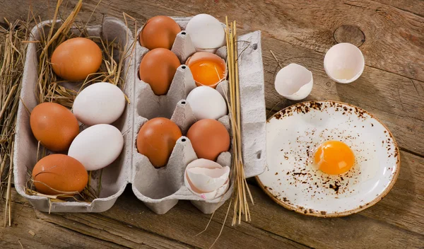 Rauwe eieren op tafel — Stockfoto