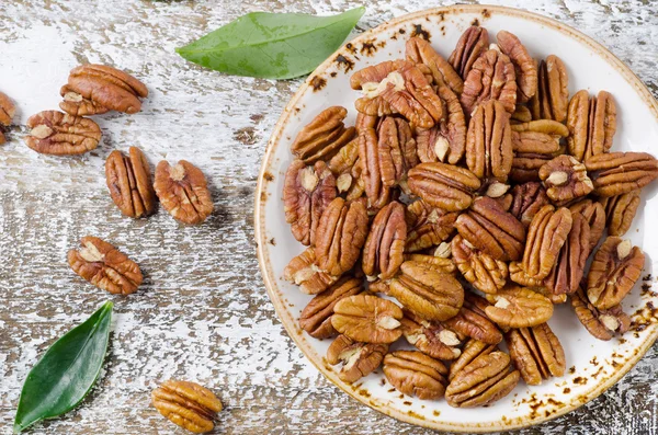 Pecans en plato blanco —  Fotos de Stock