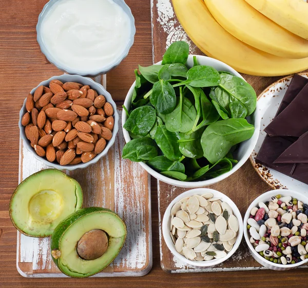 Alimentos ricos en magnesio en la mesa . — Foto de Stock