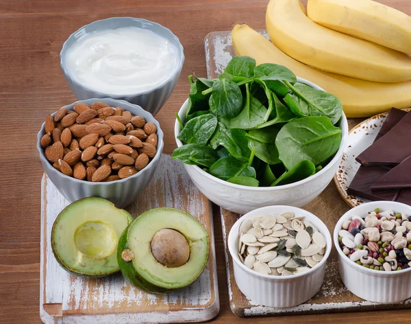 Alimentos ricos en magnesio en la mesa — Foto de Stock