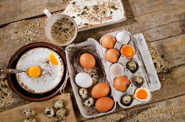 Неприготовленные яйца на столе . — стоковое фото