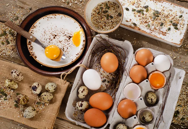Huevos crudos en la mesa —  Fotos de Stock