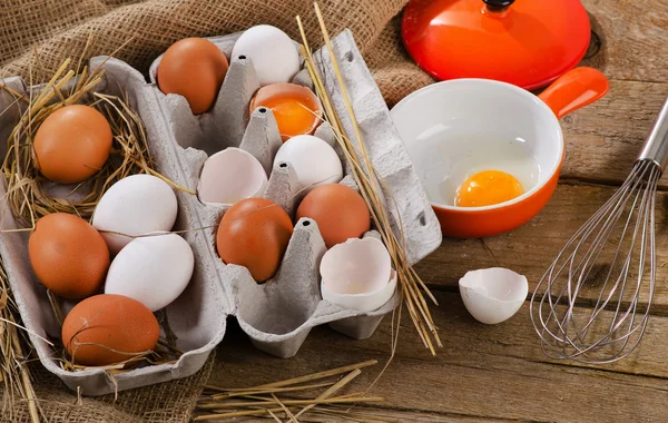 Rauwe eieren op tafel — Stockfoto