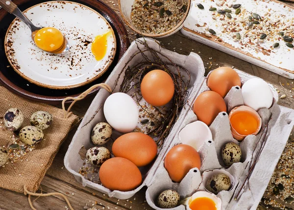 Huevos sin cocer sobre la mesa . —  Fotos de Stock