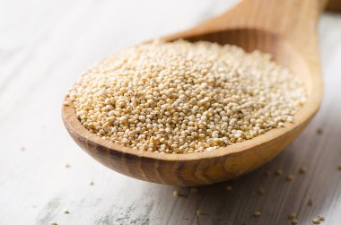 Beyaz quinoa tohumları 