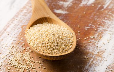 Beyaz quinoa tohumları 