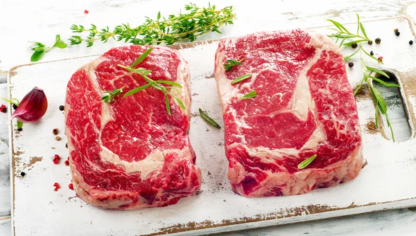 Syrové rib eye steaky — Stock fotografie