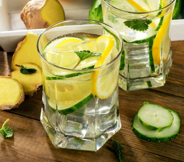 레몬과 신선한 물 — 스톡 사진