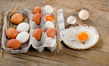 Kutusunda çiğ yumurta