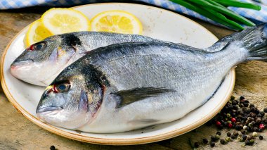 plaka üzerinde taze balık