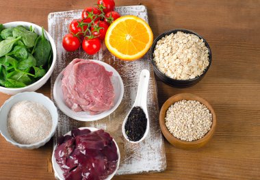 Gıdalar yüksek flor içinde masaya