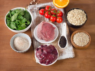 Gıdalar yüksek flor içinde masaya