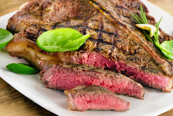 Bistecca servita con insalata verde fresca — Foto Stock