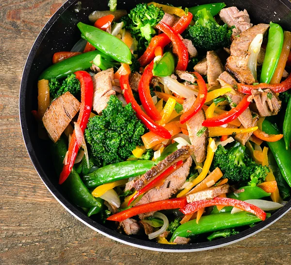 Carne e legumes fritar na mesa — Fotografia de Stock