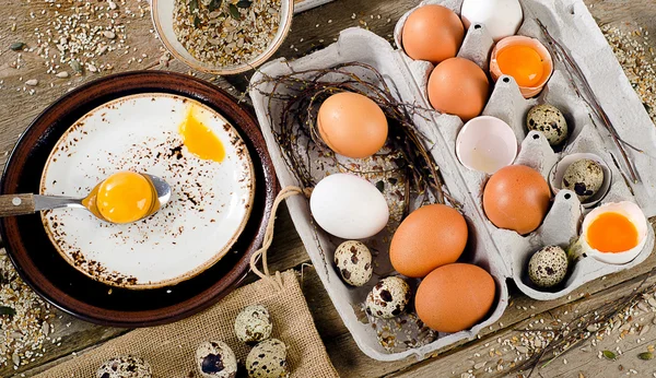 Huevos crudos en caja — Foto de Stock