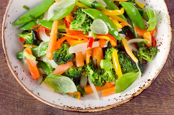 Las verduras se fríen en el plato —  Fotos de Stock
