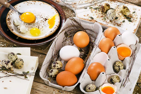 Сырые яйца в коробке — стоковое фото