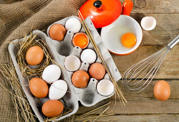 Kutusunda çiğ yumurta — Stok fotoğraf
