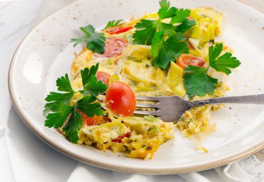 Beyaz plaka sebzeli omlet.