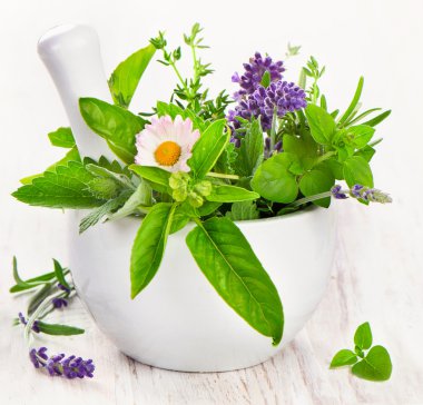 ahşap masa üstünde otlar