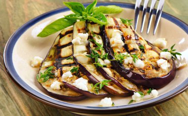 Plaka üzerinde ızgara patlıcan dilimleri