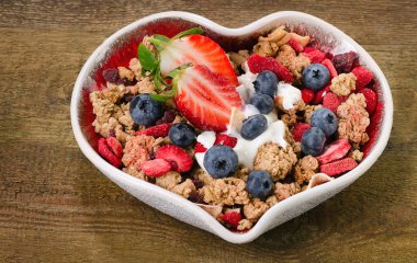 Kalp şeklinde kase çilek ile müsli 