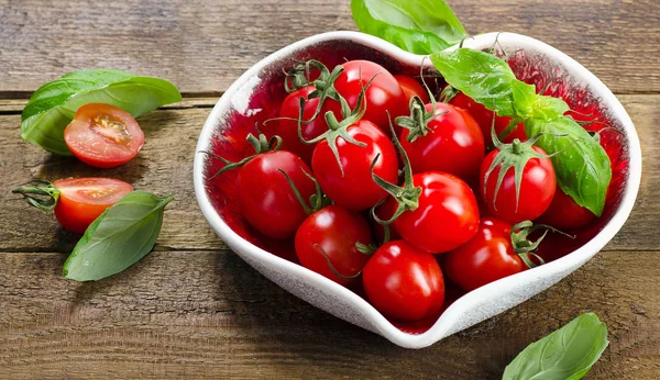 Kalp şeklinde tabakta domates — Stok fotoğraf