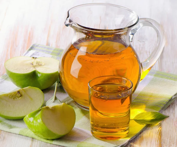 Apple juice and apple — Stock Photo, Image