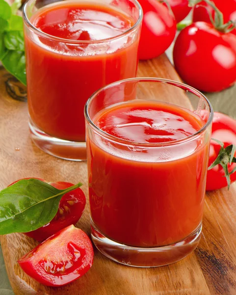 Jugo de tomate y tomates maduros —  Fotos de Stock