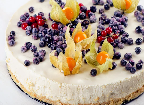 Pastel con queso crema y bayas frescas . — Foto de Stock