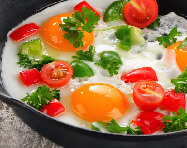 Fried eggs and vegetables — Stock Photo, Image
