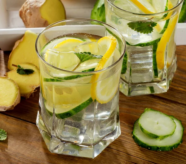 Água doce com limão, hortelã e pepino — Fotografia de Stock
