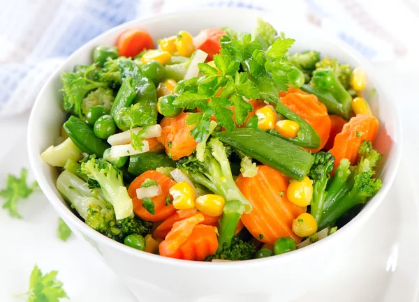 Légumes mélangés dans un bol . — Photo