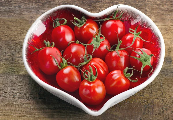 Pomidory w kształcie serca płyta — Zdjęcie stockowe