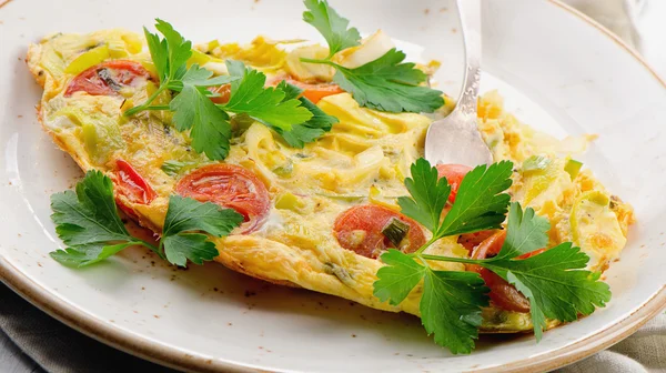 Omelet with vegetables in white plate. — Stock Photo, Image