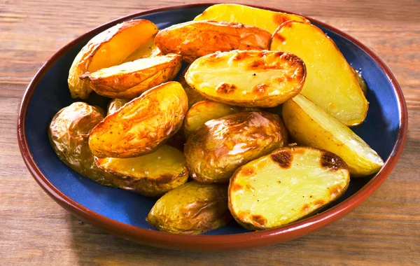 Жареный картофель на деревянном столе — стоковое фото