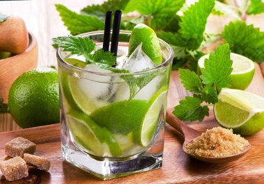 Mojito kokteyl ve taze malzemeler