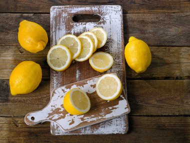 Vintage tahta üzerinde taze limon.