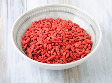 Goji meyveleri kasede. 