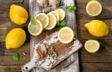 ahşap tahta üzerinde taze limon.