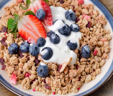 Müsli, yoğurt ile çilek