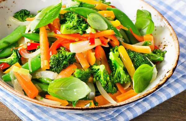 Gemüse unter Rühren auf Teller braten. — Stockfoto